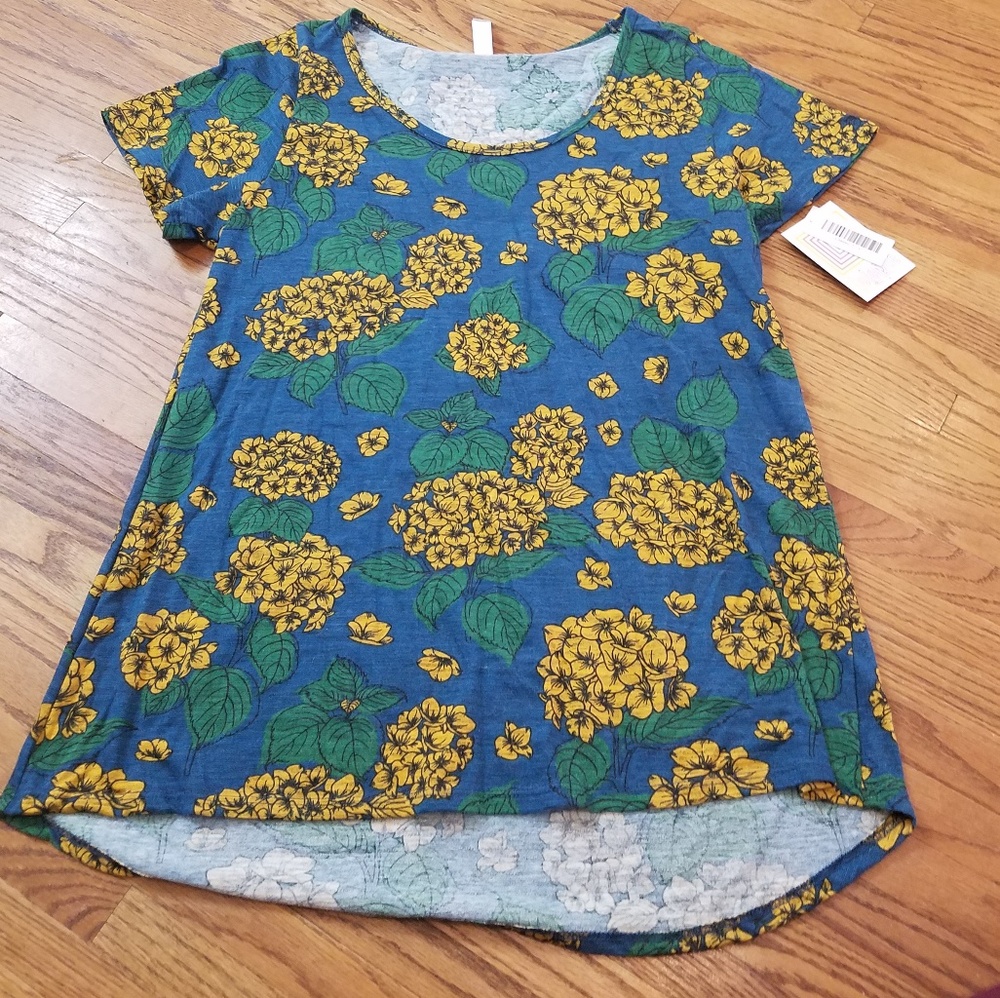 NWT Large Lularoe Classic T